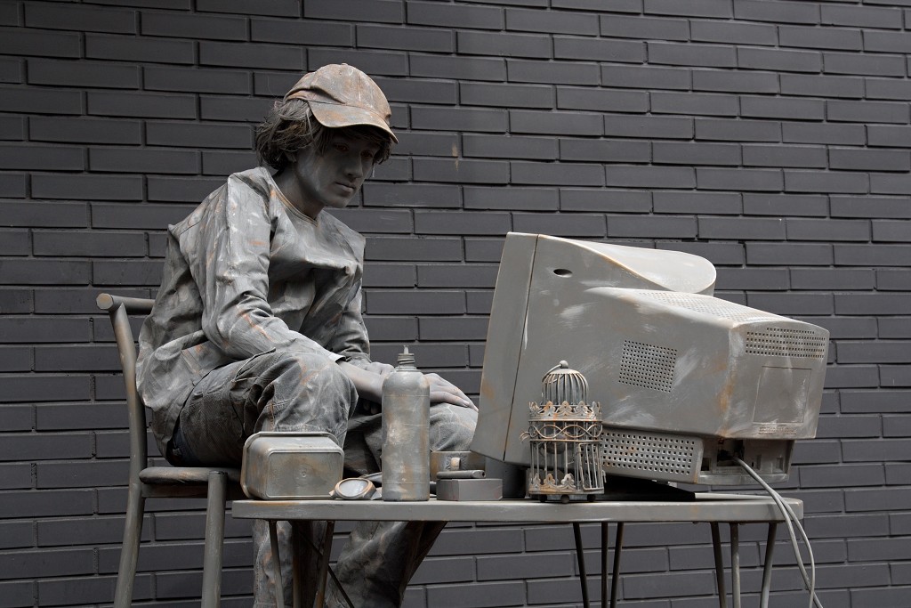 living statue oss levend standbeeld evenement event festival festiviteit kunst art straatkunst streetart artiest beeld beeldhouwwerk sculpture sculptuur